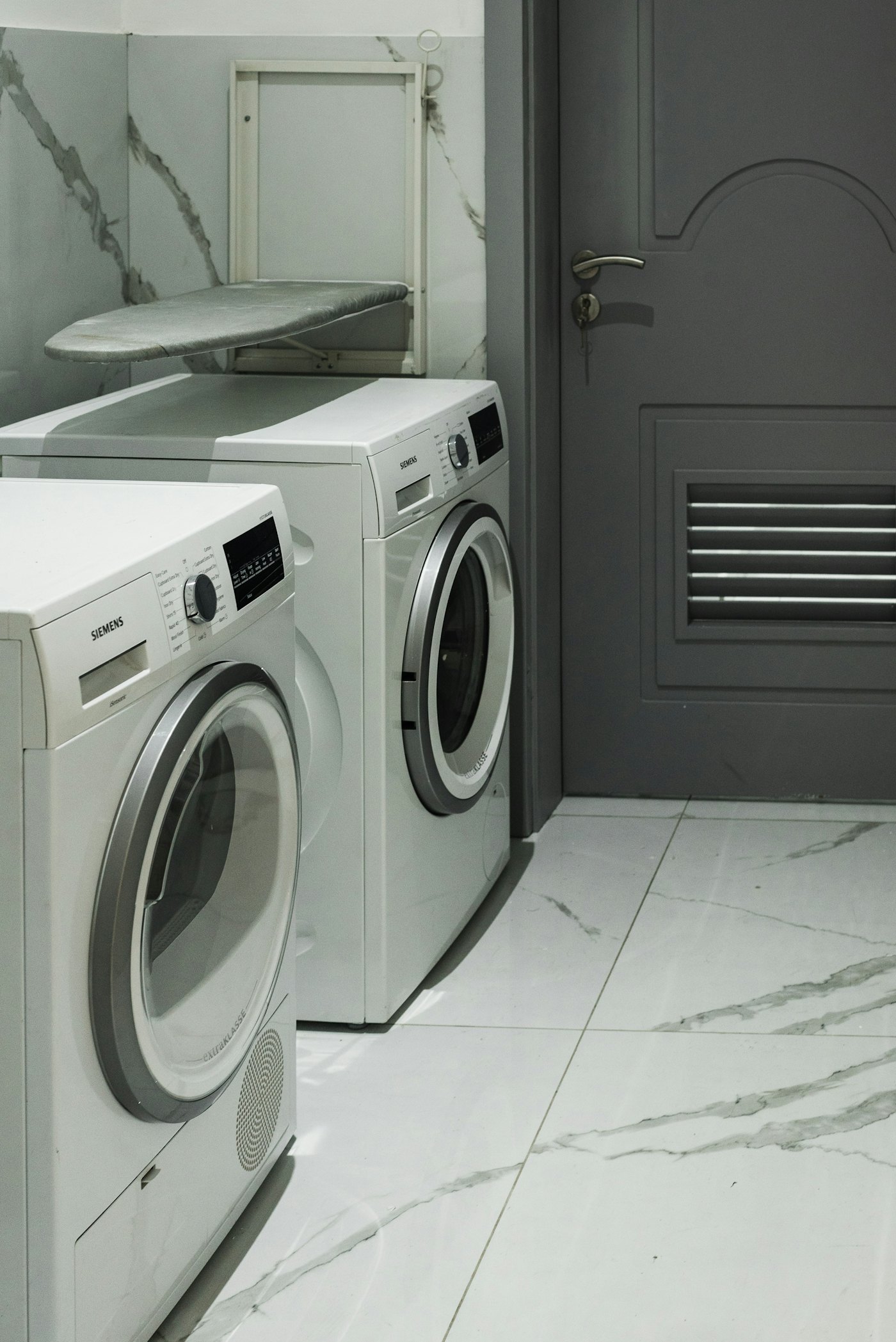 Lavadora y secadora de carga frontal en un baño, reparación de secadoras a domicilio en Chile